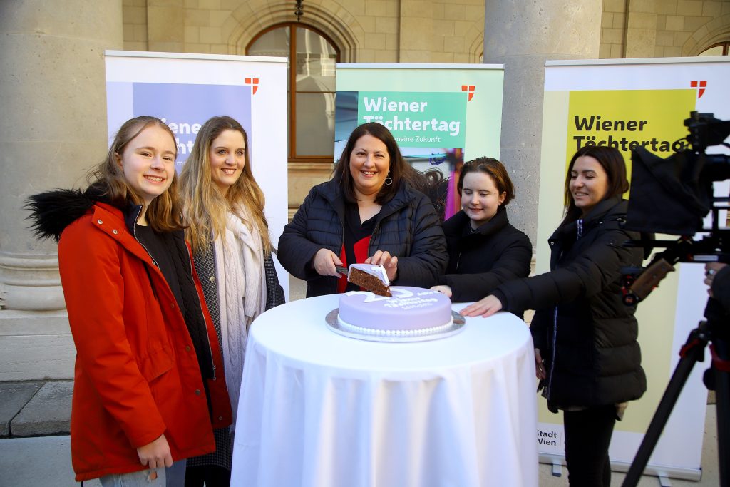 Fototermin "20 Jahre Töchtertag" mit  Vizebürgermeisterin und Frauenstadträtin Kathrin Gaál.